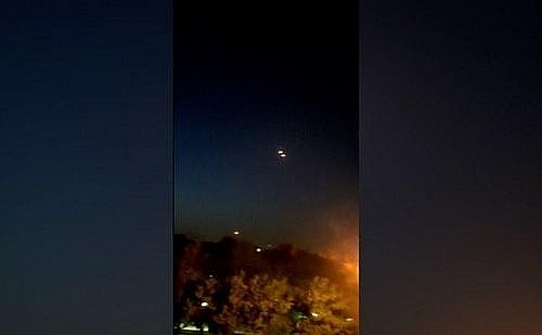 Hình ảnh tên lửa phòng không Iran thực hiện nhiệm vụ đánh chặn trên bầu trời Isfahan - Ảnh: IRGC