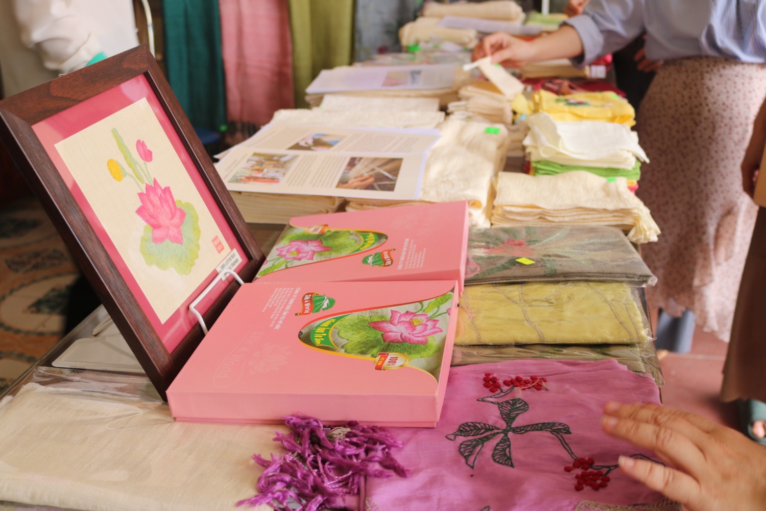 Những sản phẩm lụa được dêt từ sợi sen. Ảnh: VGP/Minh Thúy