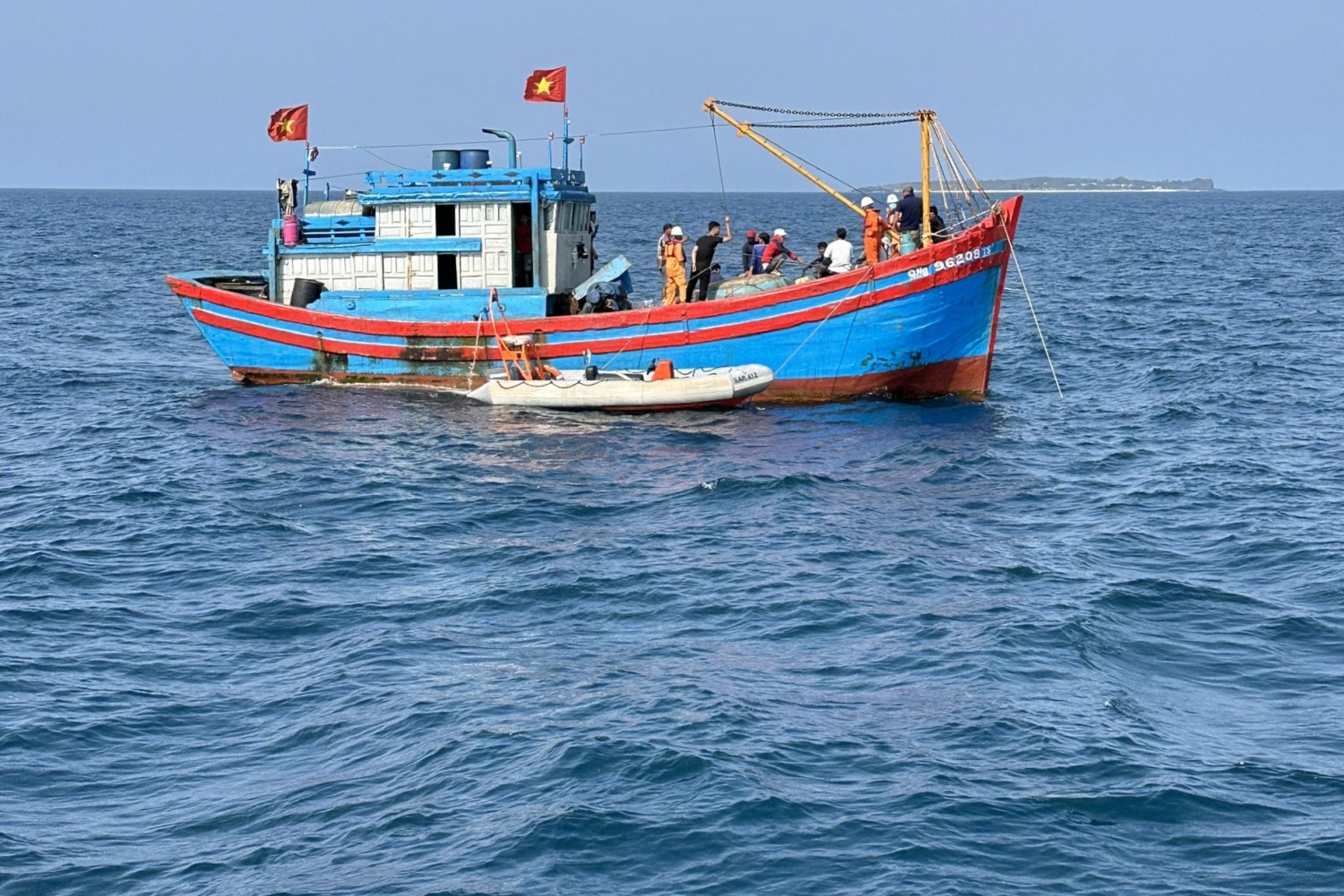 Quảng Ngãi: Chìm sà lan khiến 4 thuyền viên tử vong