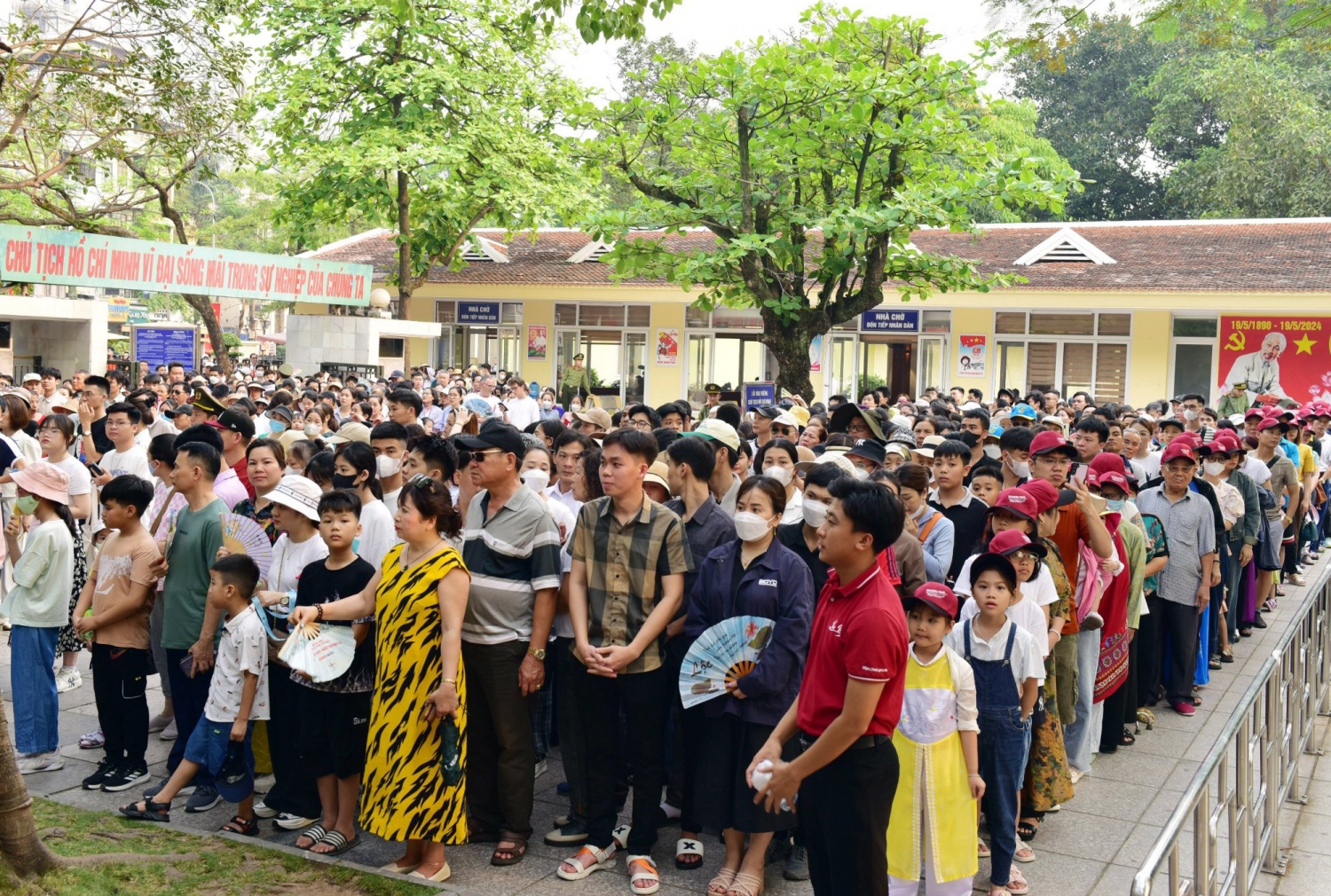 Gần 2 vạn lượt khách vào Lăng viếng Bác trong sáng 30/4