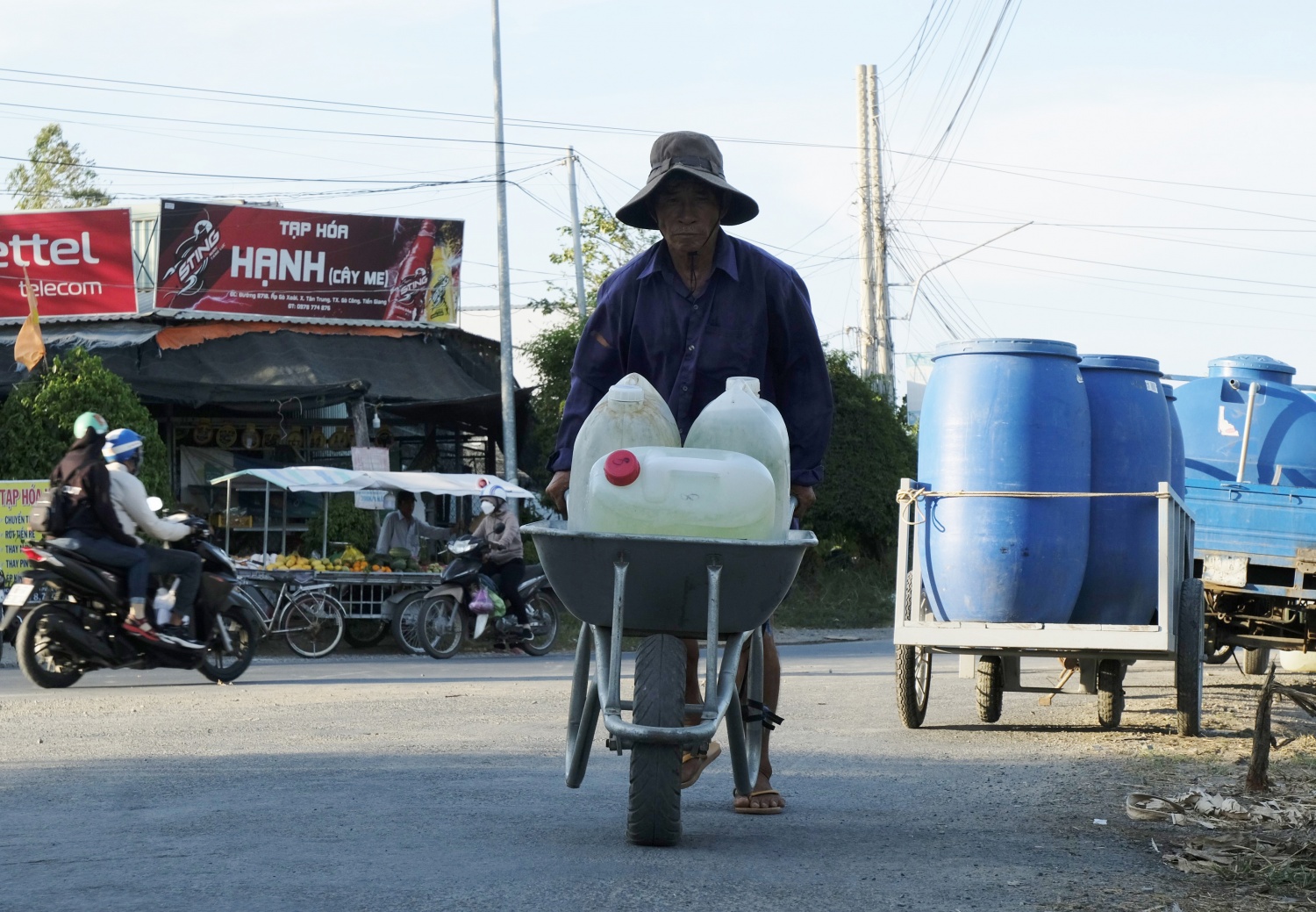 Hạn mặn hoành hành khiến đồng khô cỏ cháy, người dân 