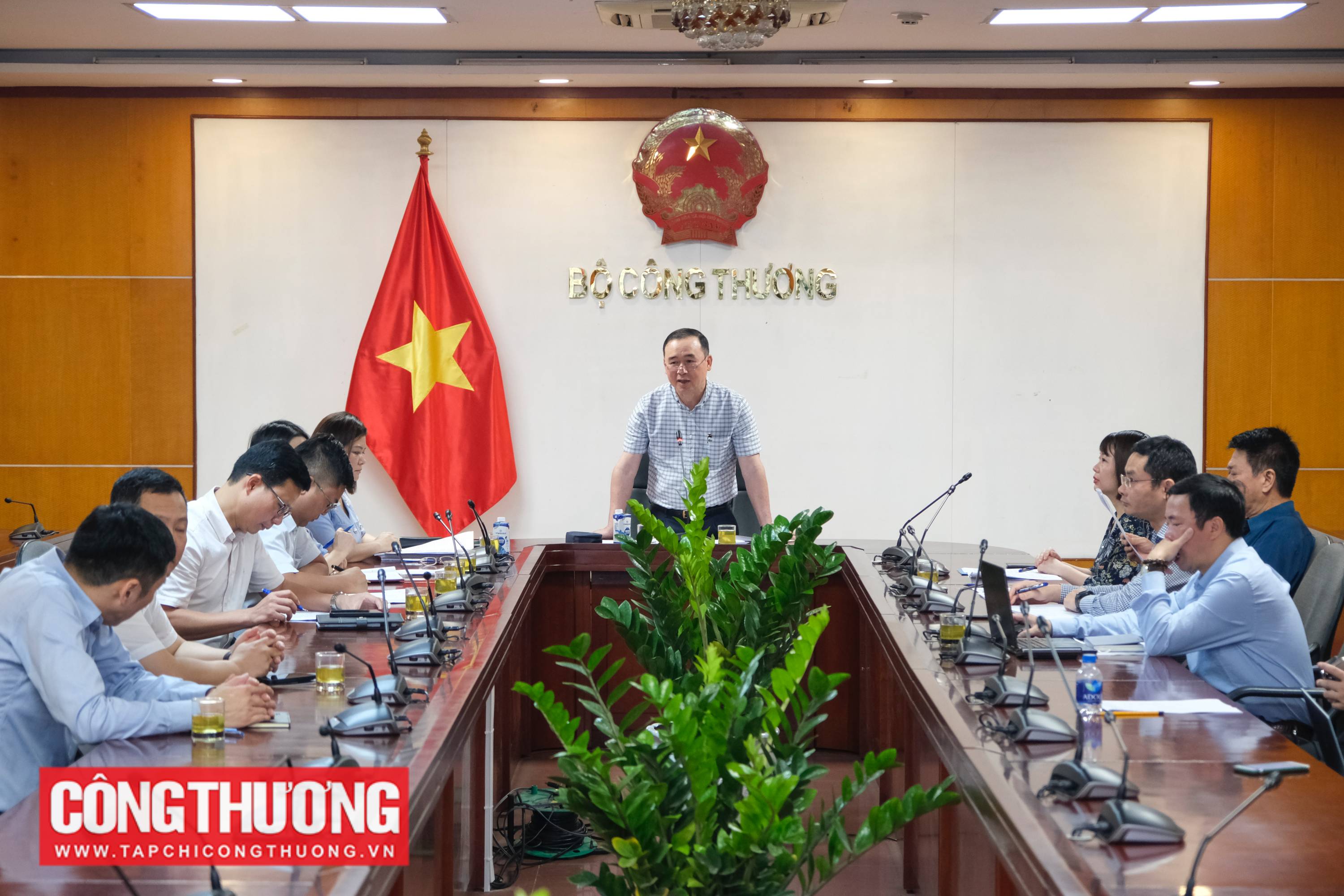 Sáng 4/5/2024, Vụ Thị trường trong nước (Bộ Công Thương) đã tổ chức Hội nghị lấy ý kiến góp ý Dự thảo Thông tư quy định, sửa đổi, bổ sung và bãi bỏ một số quy định trong hoạt động kinh doanh xăng dầu và phổ biến Nghị định 80/2023/NĐ-CP của Chính phủ