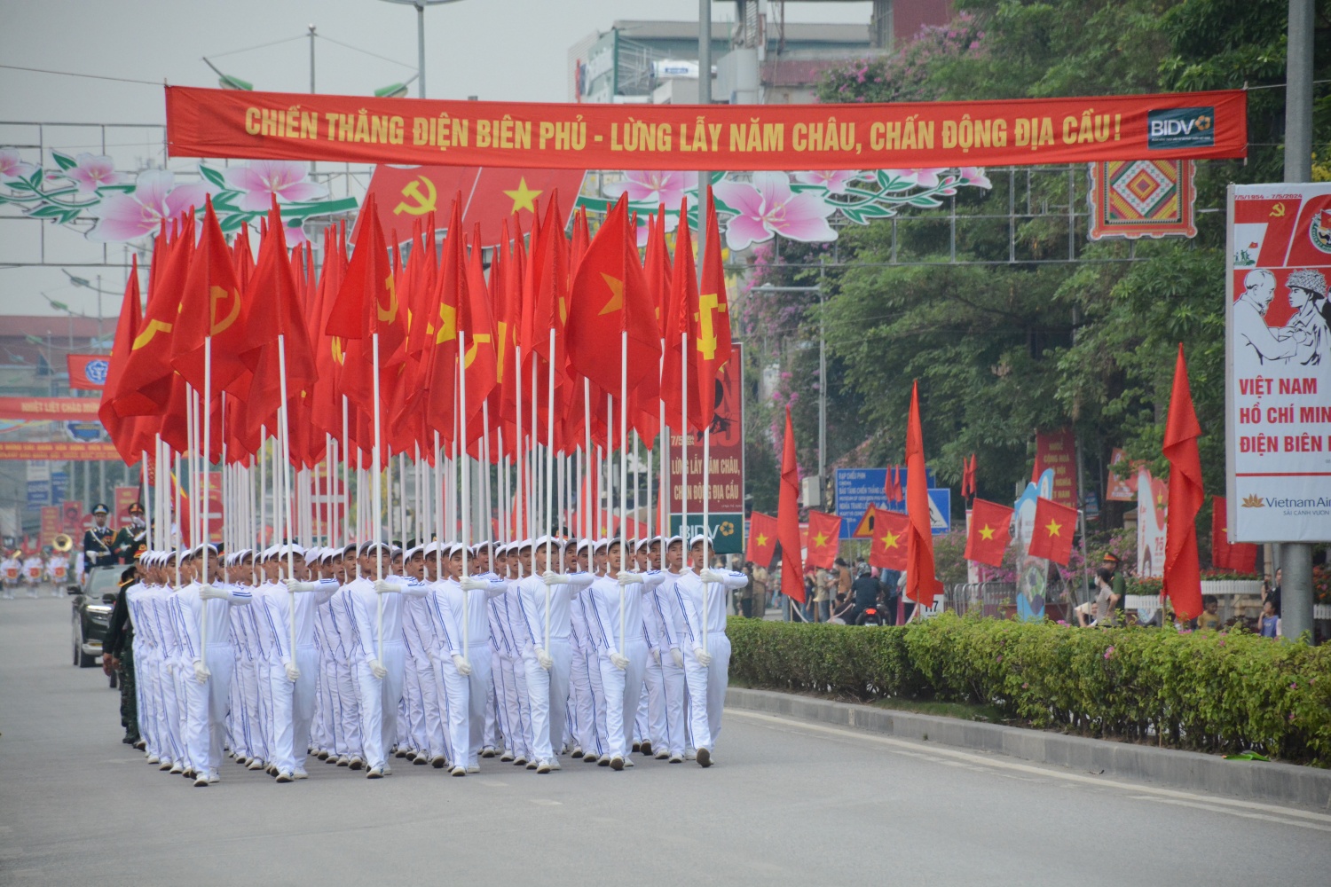  phần diễu binh của Quân đội, Dân quân tự vệ có sự tham gia của đầy đủ các lực lượng: Khối nữ Quân nhạc; khối chiến sĩ Điện Biên; các khối sĩ quan: Lục quân, Hải quân, Phòng không - Không quân, Biên phòng, Cảnh sát biển, nữ sĩ quan Quân y; lực lượng Tác chiến không gian mạng, lực lượng Gìn giữ hòa bình Việt