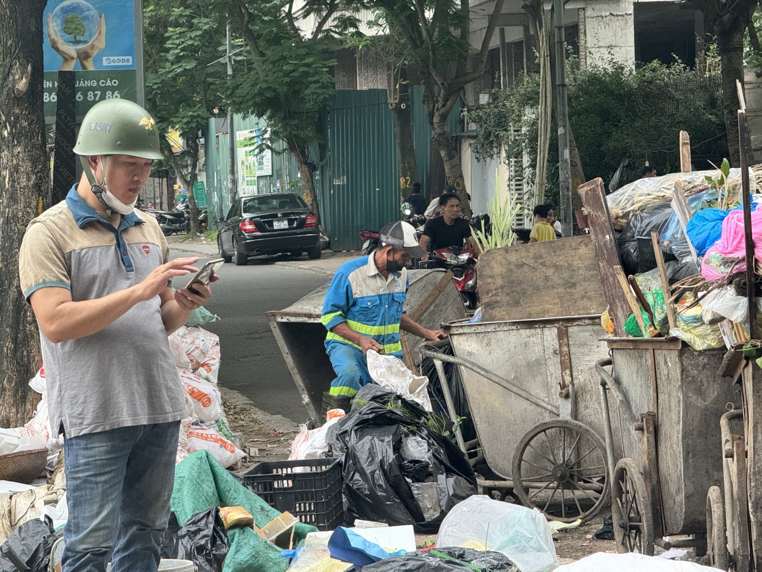 Nhân viên thu gom rác thải chỉ thu gom 1 loại rác thải sinh hoạt, chưa qua phân loại