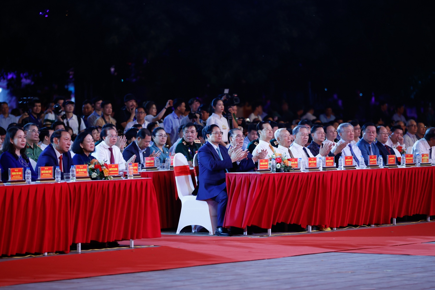 Thủ tướng Phạm Minh Chính và các đồng chí lãnh đạo, nguyên lãnh đạo Đảng, Nhà nước dự chương trình nghệ thuật đặc biệt kỷ niệm 70 năm Chiến thắng Điện Biên Phủ - Ảnh: VGP/Nhật Bắc