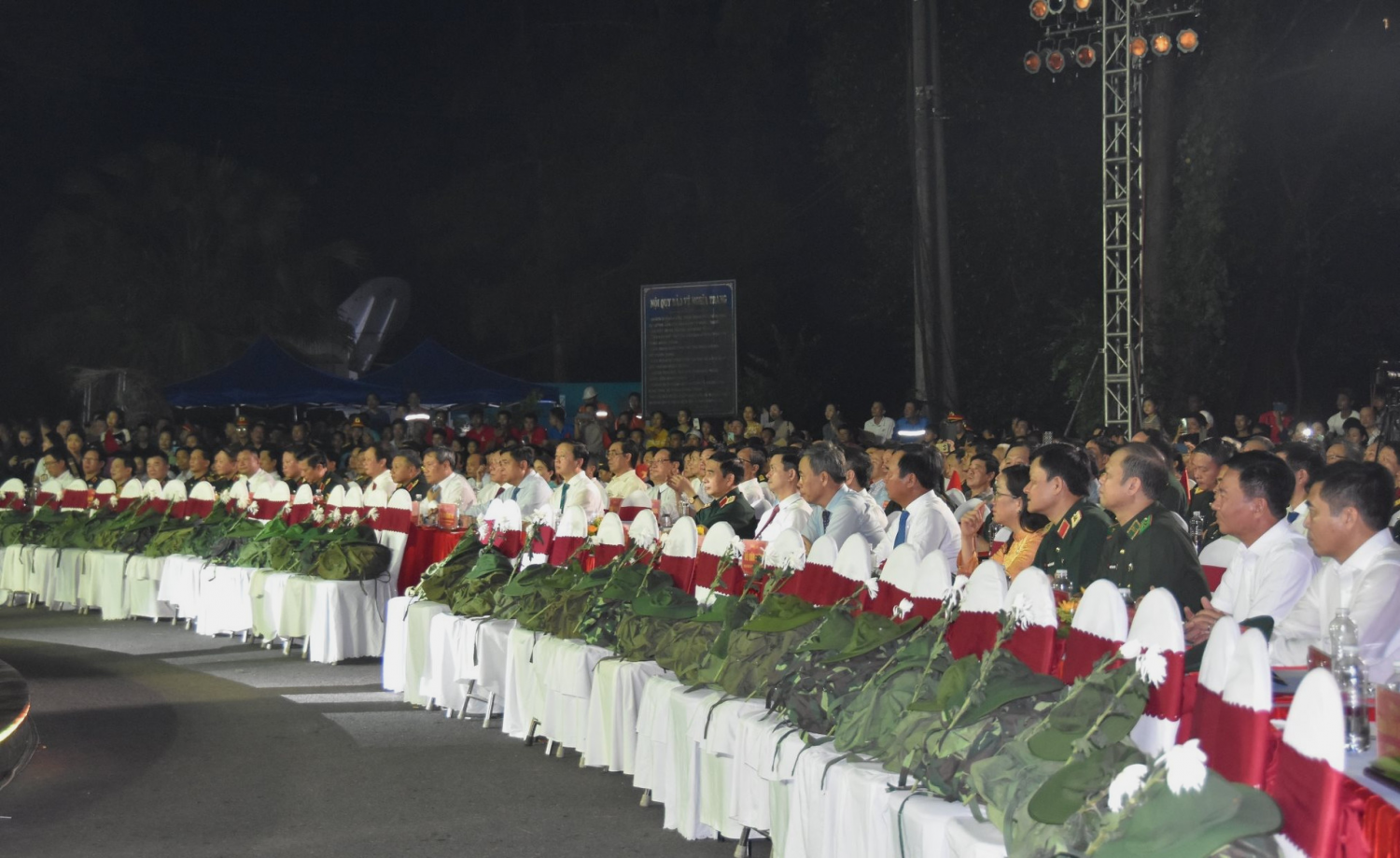 Lãnh đạo và các đại biểu tham dự Chương trình nghệ thuật “Trường Sơn – chân trần chí thép” nhân kỷ niệm 65 năm Ngày mở đường Hồ Chí Minh – Ngày truyền thống Bộ đội Trường Sơn 19/5 (1959 - 2024) tại Nghĩa trang liệt sĩ quốc gia Trường Sơn - Ảnh: ĐV