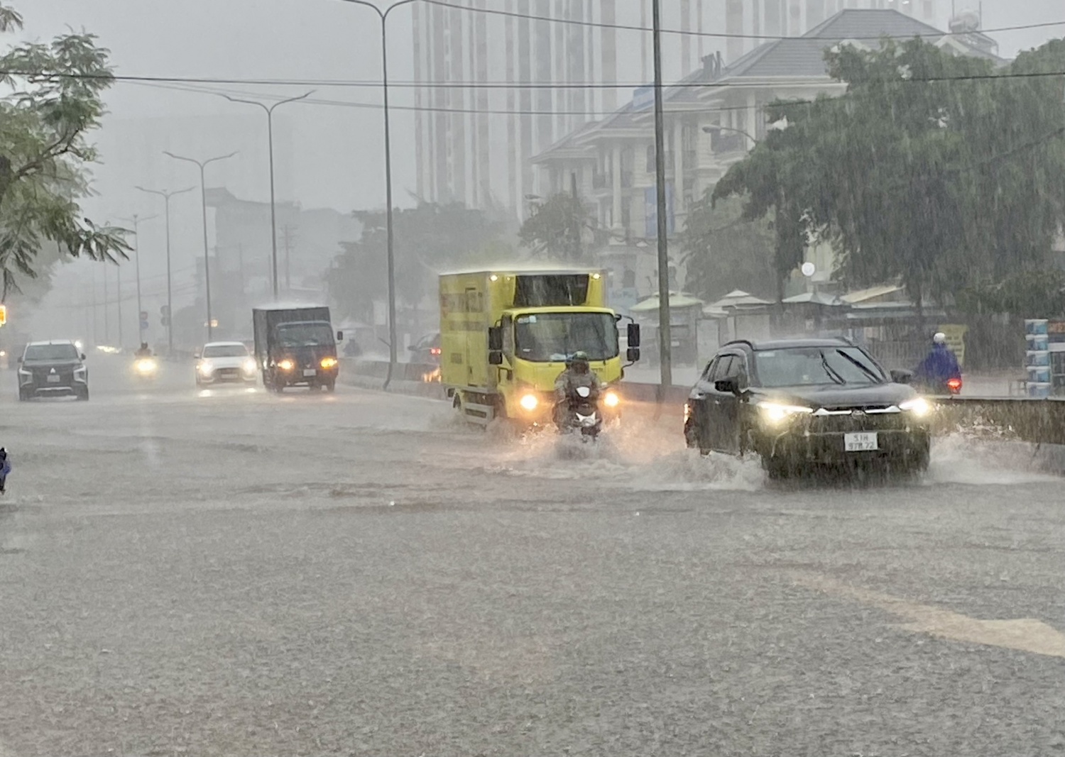 TP HCM: Mưa lớn kéo dài, nhiều tuyến đường ngập nặng