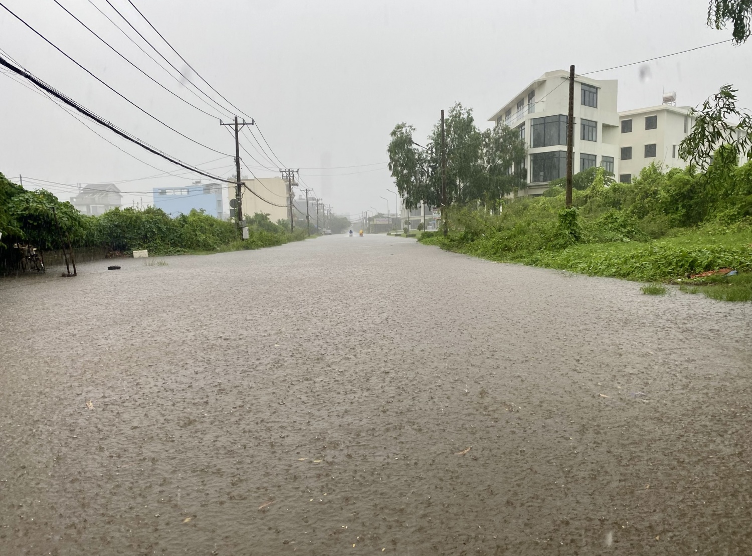 TP HCM: Mưa lớn kéo dài, nhiều tuyến đường ngập nặng