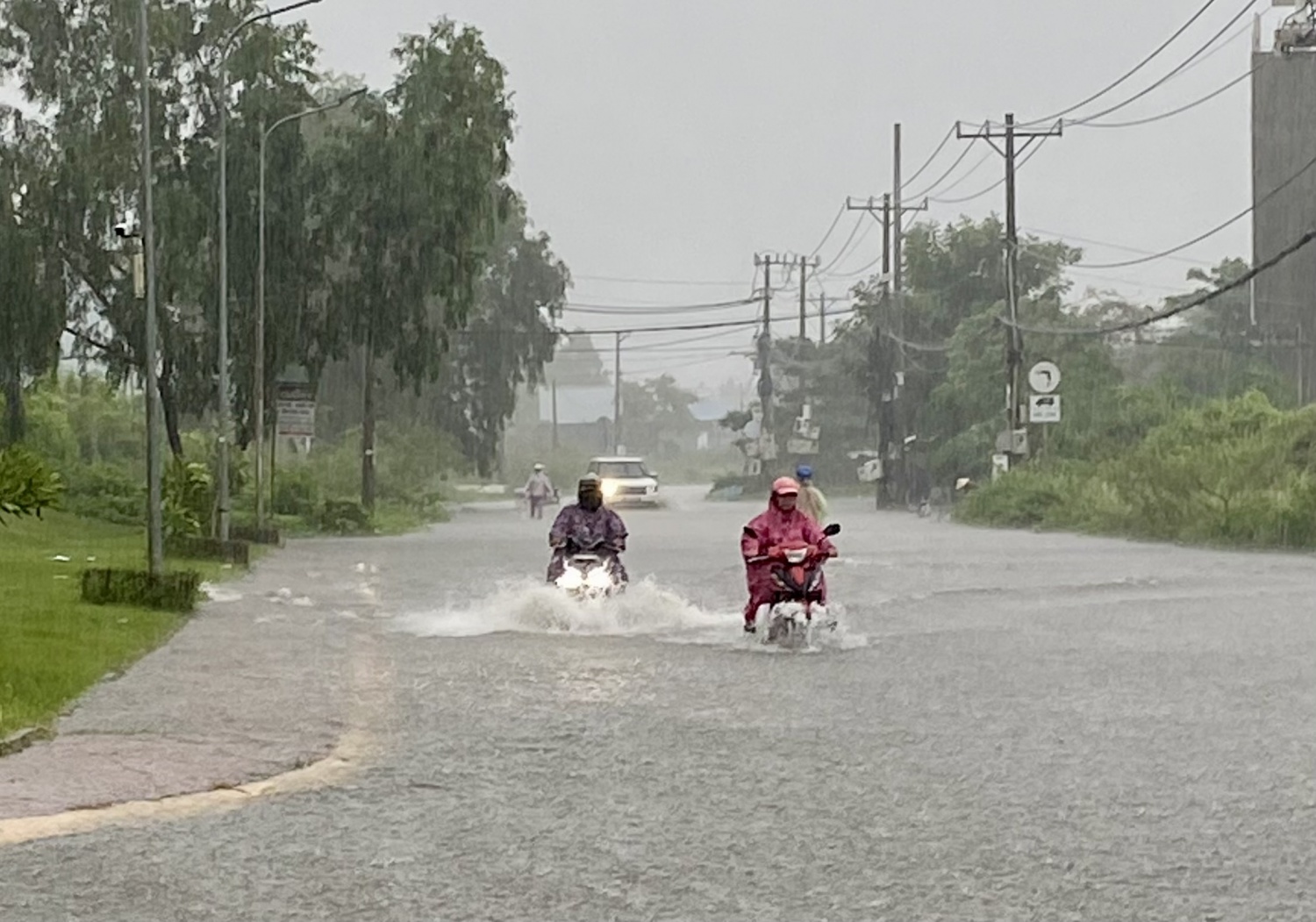 TP HCM: Mưa lớn kéo dài, nhiều tuyến đường ngập nặng