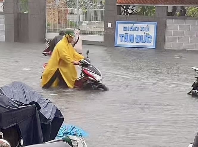 TP HCM: Mưa lớn kéo dài, nhiều tuyến đường ngập nặng