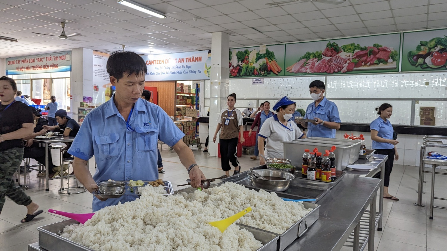 Chăm chút bữa ăn giữa ca cho người lao động