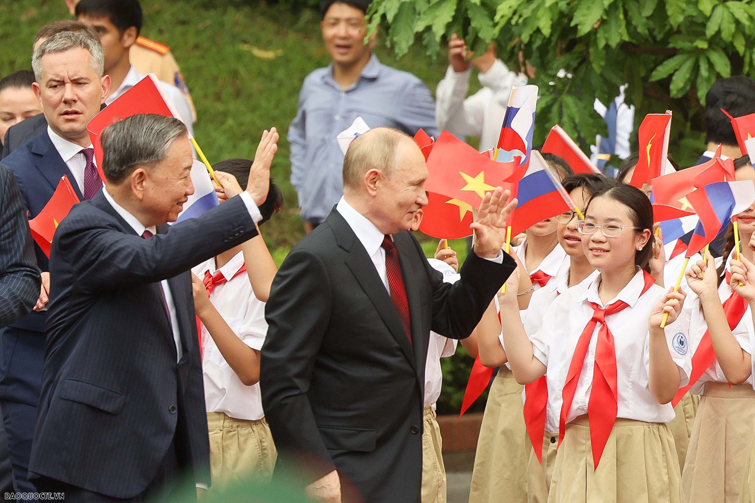 21 loạt đại bác chào đón Tổng thống Nga Vladimir Putin thăm cấp nhà nước Việt Nam