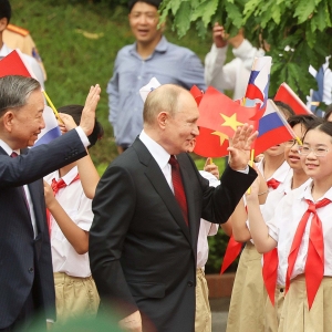 Đại bác rền vang chào đón Tổng thống Nga Vladimir Putin thăm cấp Nhà nước tới Việt Nam