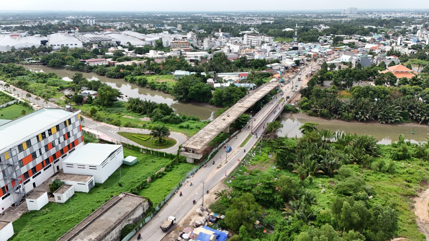 [Chùm ảnh] Hiện trạng cầu Tăng Long (TP HCM) sau khi tái khởi động