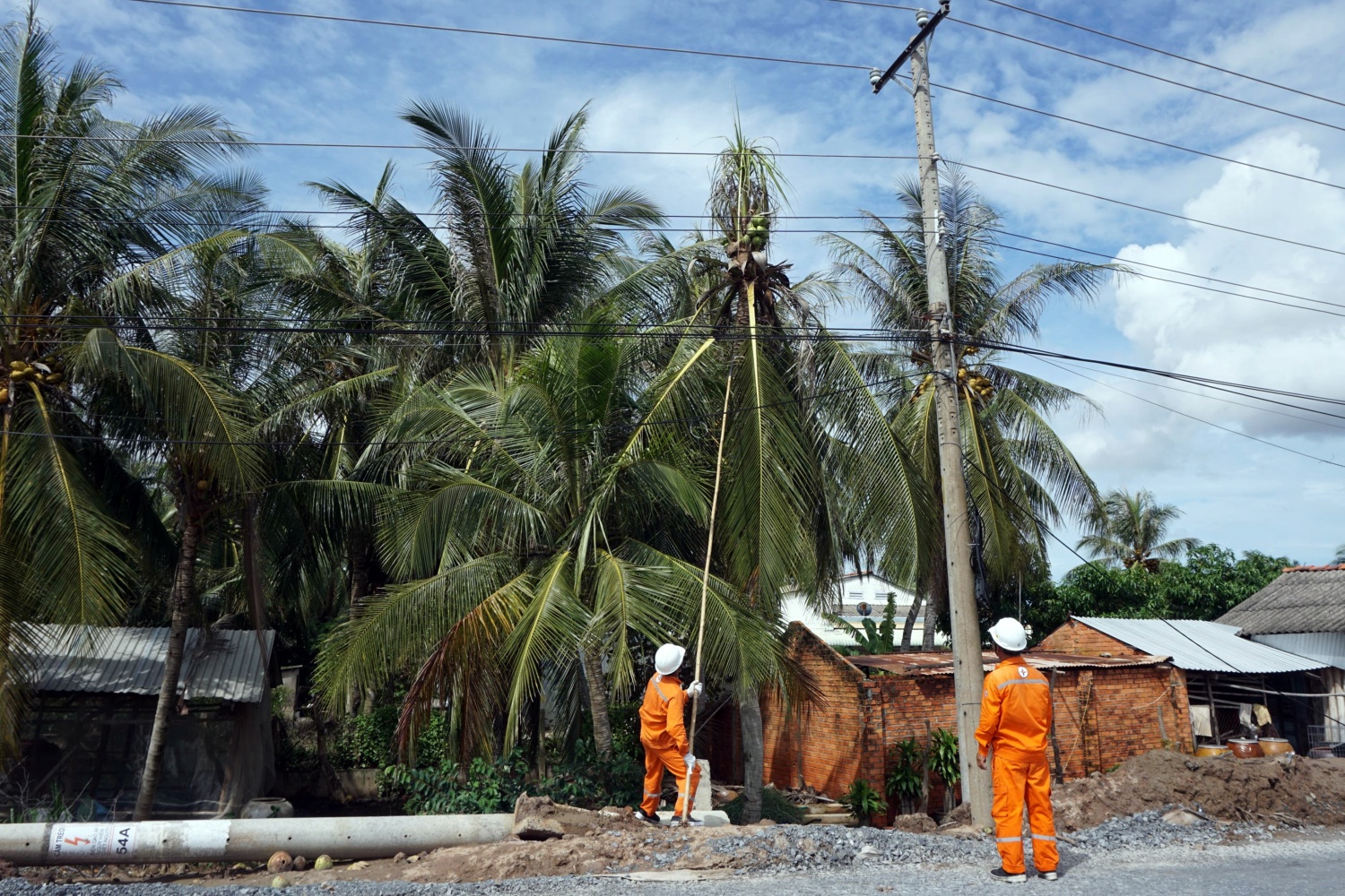 Điện lực Trà Vinh đảm bảo cấp điện an toàn, liên tục trong mùa mưa bão