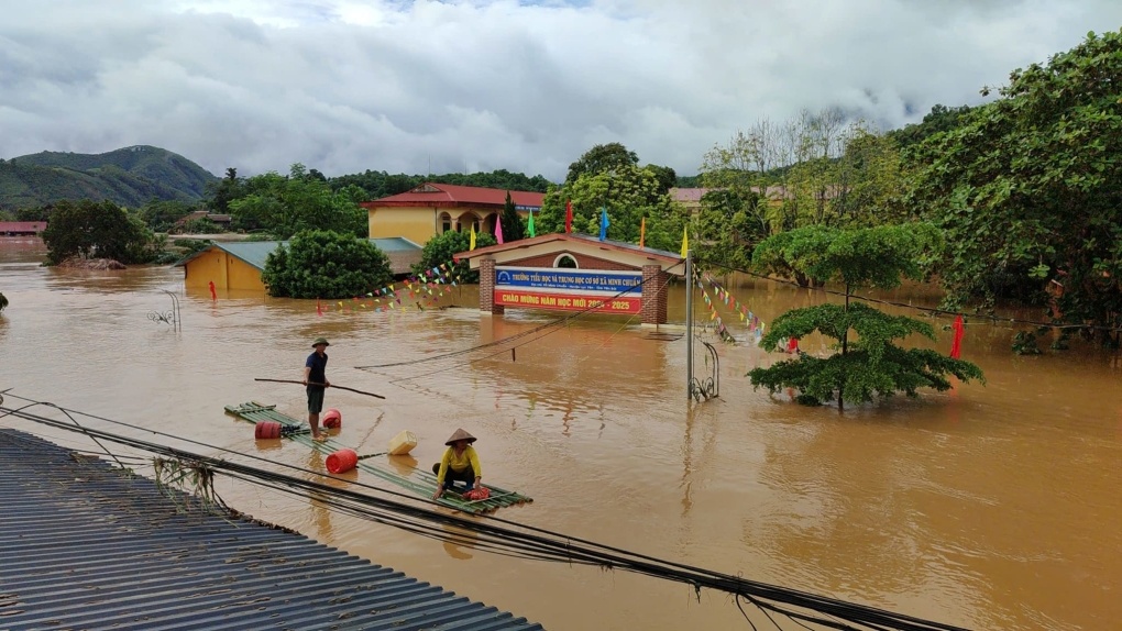 Một trường học trường học bị ngập sâu trong đợt lũ vừa qua