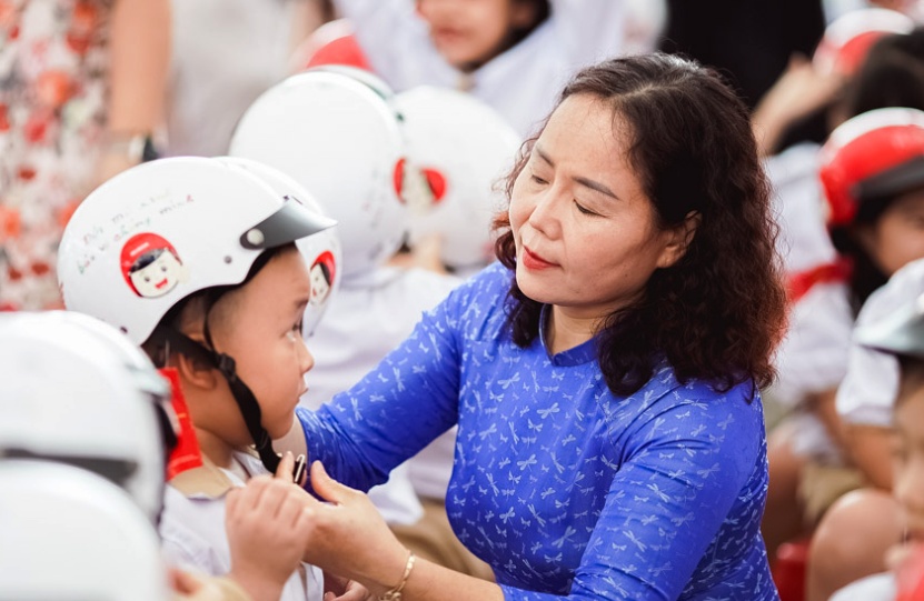 Tặng hơn 1,7 triệu mũ bảo hiểm cho học sinh lớp 1 trên toàn quốc