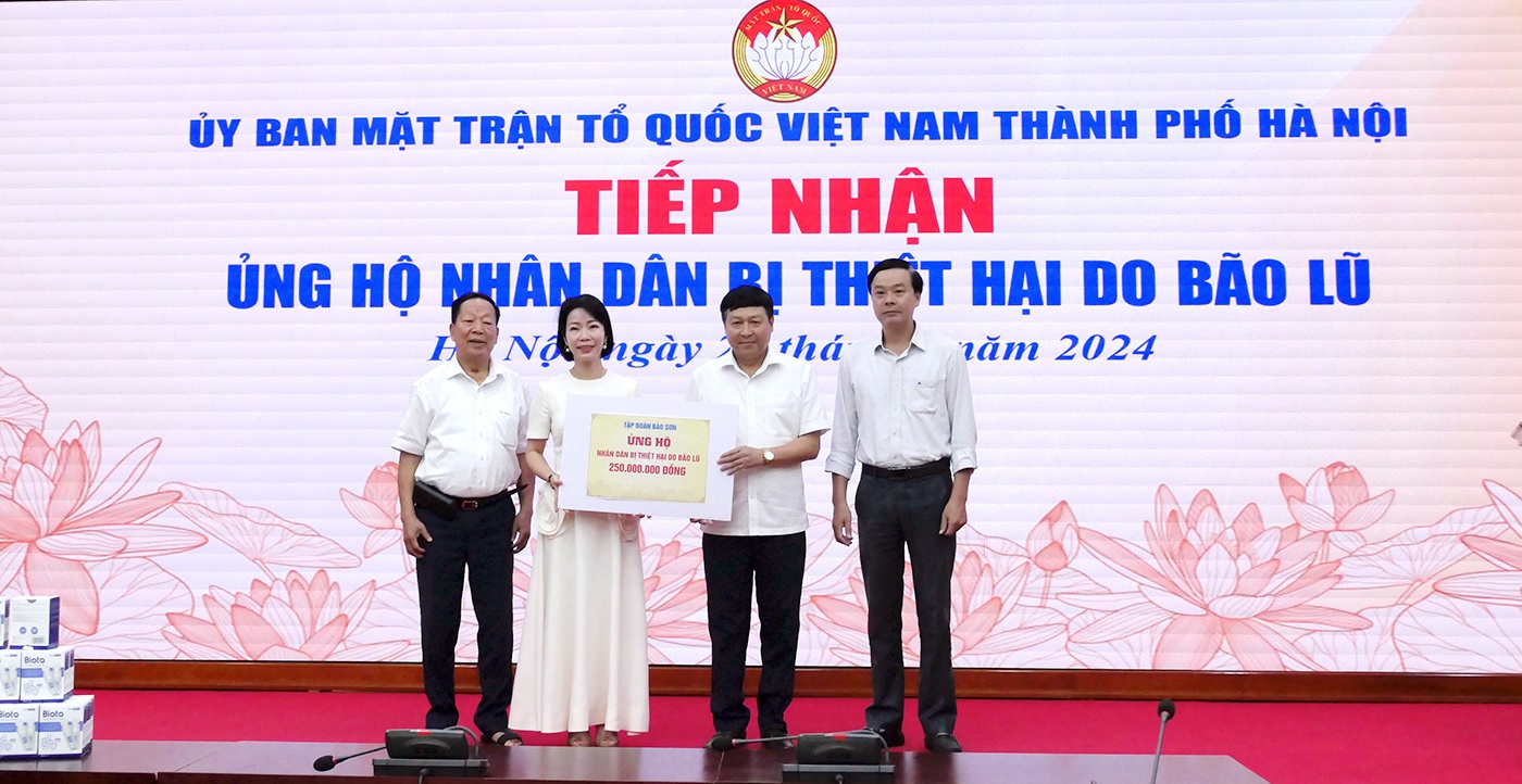 Tập đoàn Bảo Sơn ủng hộ 500 triệu đồng khắc phục bão lũ Sáng nay 27/9, Tập đoàn Bảo Sơn đã trao 500 triệu đồng ủng hộ cho nhân dân bị thiệt hại do bão lũ cho Ủy ban Mặt trận Tổ Quốc Việt Nam Thành phố Hà Nội. Đại diện Tập đoàn Bảo Sơn gồm: Ông Nguyễn Trườ