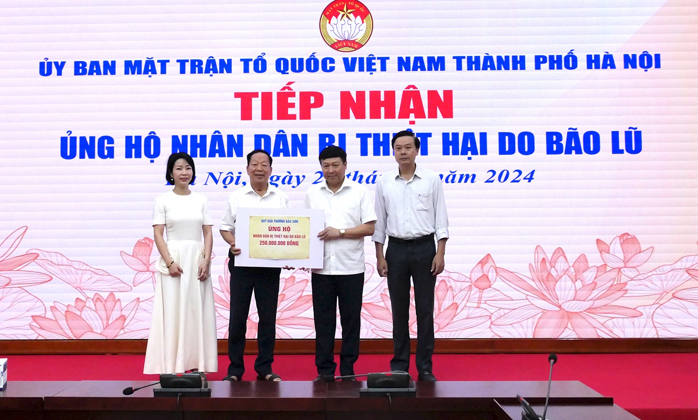 ông Nguyễn Trường Sơn - Chủ tịch Quỹ giải thưởng Trường Sơn tặng 250 triệu đồng