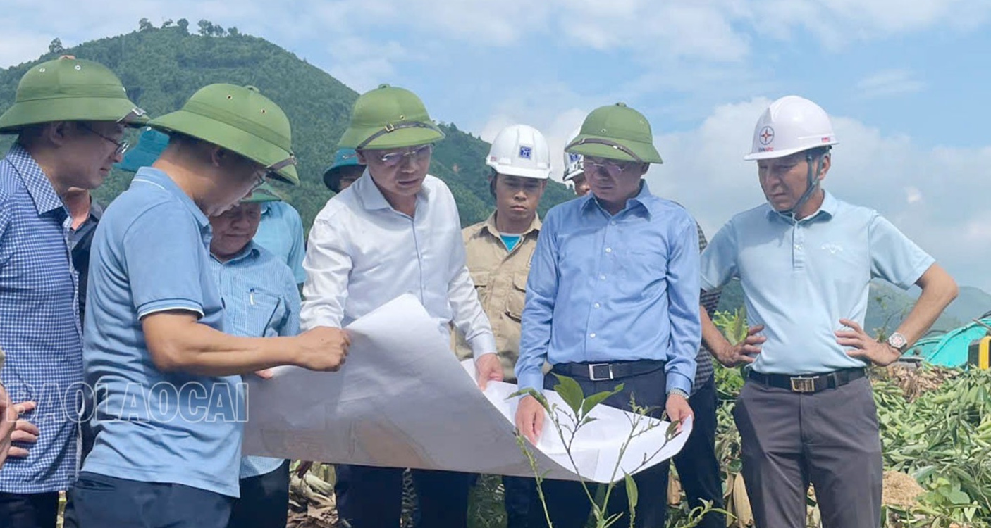 Bí thư Tỉnh ủy Đặng Xuân Phong kiểm tra tiến độ thi công khu tái định cư Kho Vàng