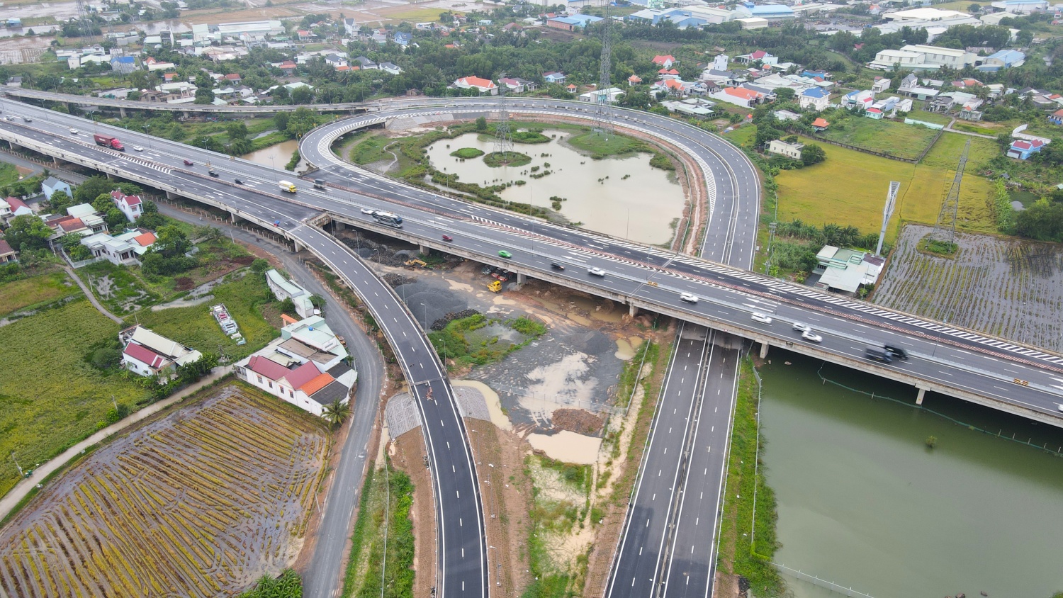 [Chùm ảnh] Diện mạo đoạn cao tốc Bến Lức - Long Thành sắp thông xe