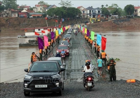 Chính thức thông xe cầu phao Phong Châu