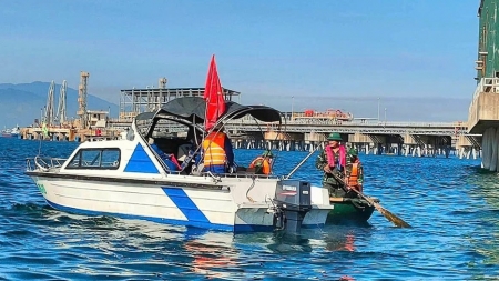 Đoàn Thanh niên BSR ra quân làm sạch biển tại khu vực cảng Jetty NMLD Dung Quất