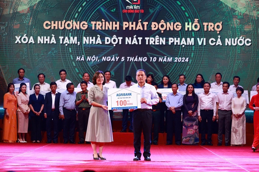 Agribank ủng hộ 100 tỷ đồng hưởng ứng đợt thi đua cao điểm hoàn thành xóa nhà tạm, nhà dột nát trên cả nước