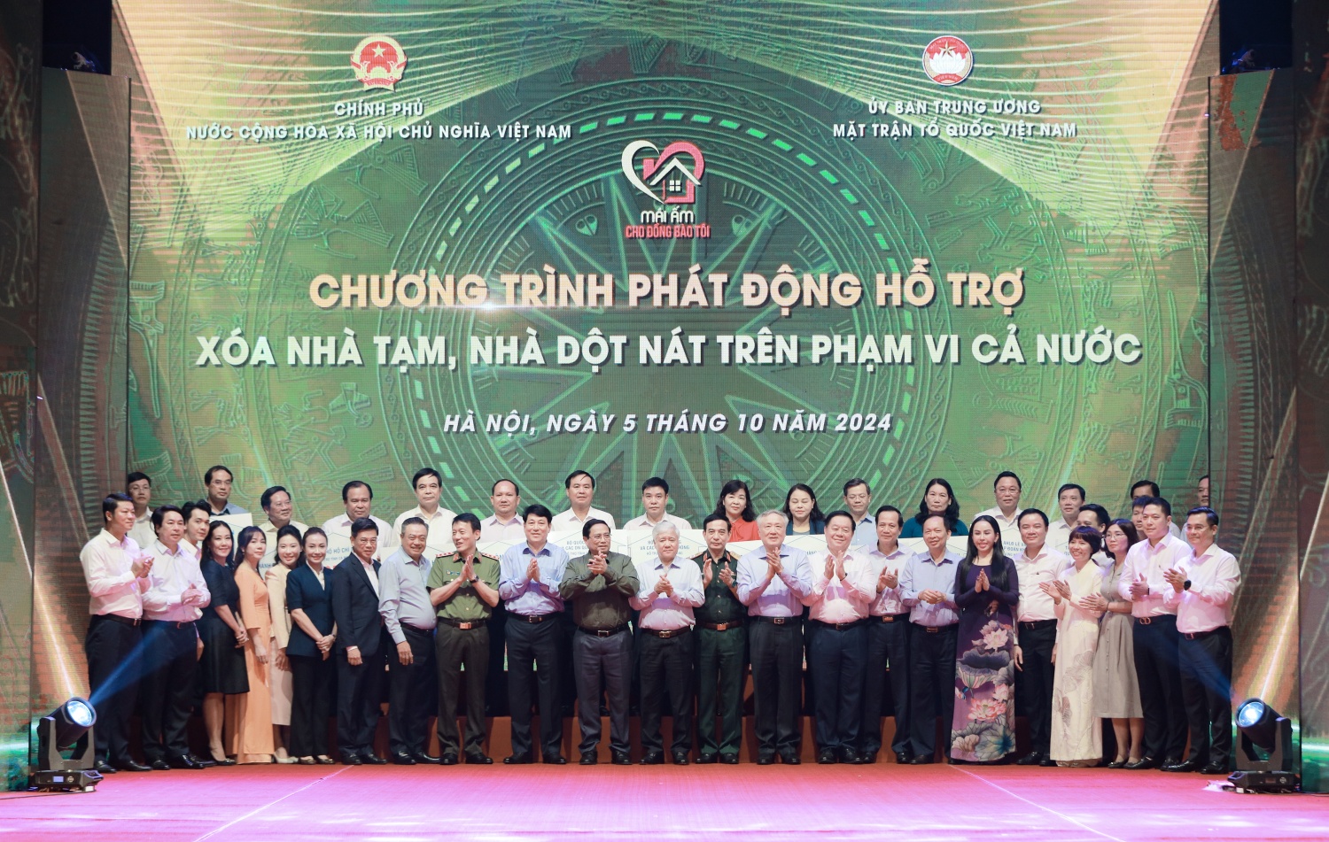 LPBank chung tay vì cộng đồng: Trao 100 tỷ đồng xóa nhà tạm, nhà dột nát