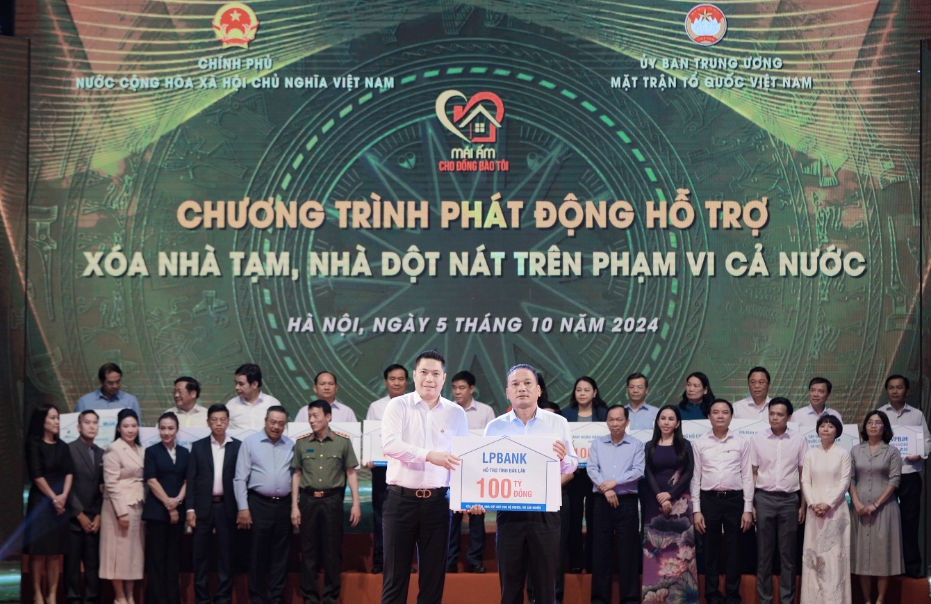 LPBank chung tay vì cộng đồng: Trao 100 tỷ đồng xóa nhà tạm, nhà dột nát