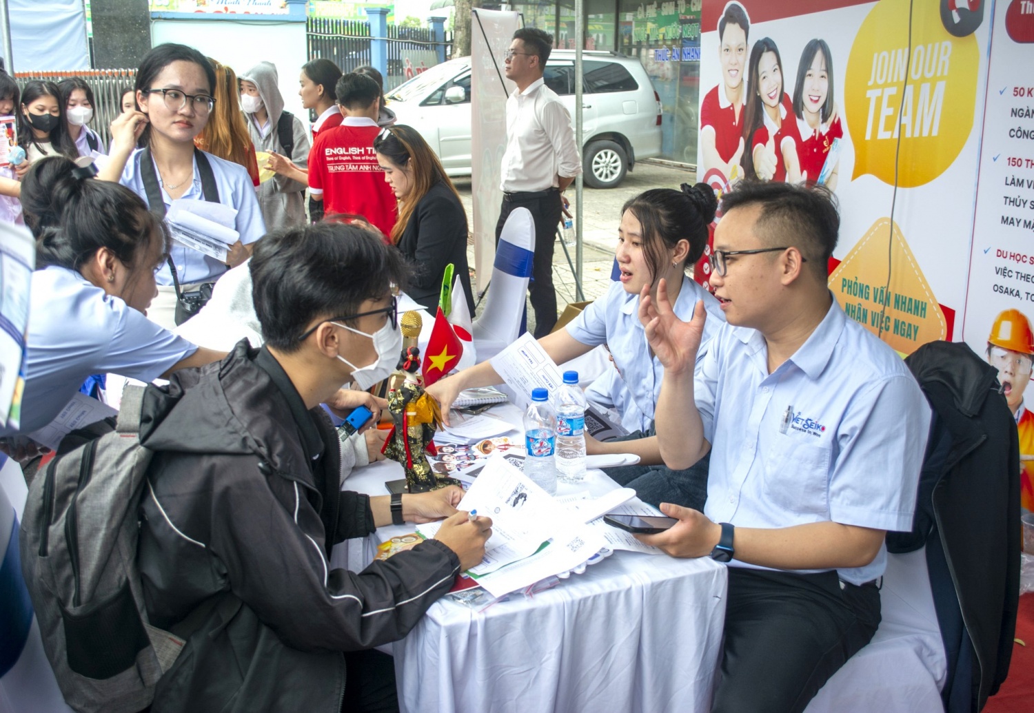 Hơn 3.500 chỉ tiêu tuyển dụng trong và ngoài nước