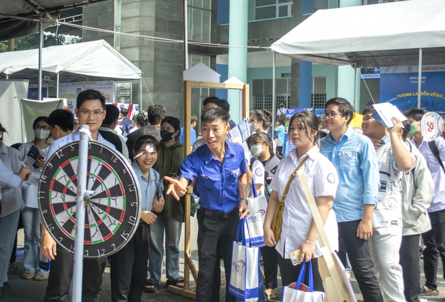 Hơn 3.500 chỉ tiêu tuyển dụng trong và ngoài nước