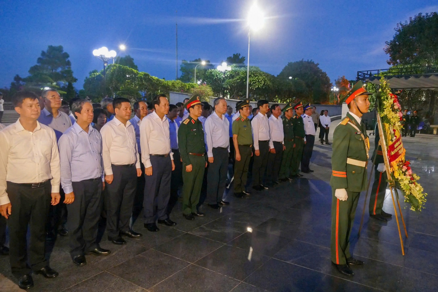 Tổng Bí thư, Chủ tịch nước Tô Lâm dâng hương tưởng niệm các anh hùng liệt sĩ tại Quảng Trị