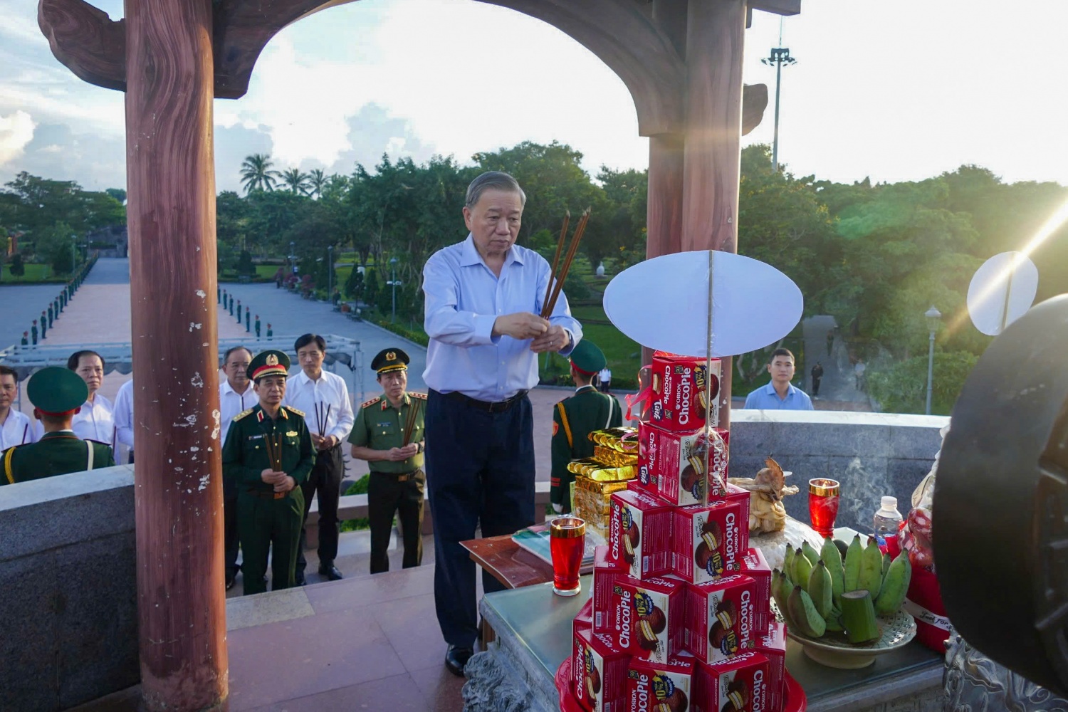 Tổng Bí thư, Chủ tịch nước Tô Lâm dâng hương tưởng niệm các anh hùng liệt sĩ tại Quảng Trị