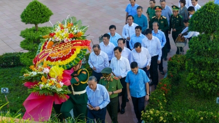 Tổng Bí thư, Chủ tịch nước Tô Lâm dâng hương tưởng niệm các anh hùng liệt sĩ tại Quảng Trị