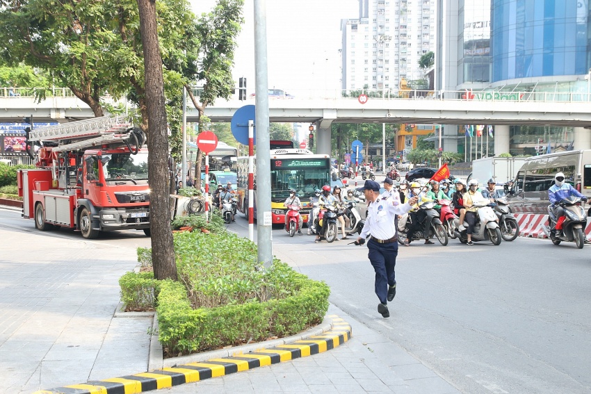 Lực lượng bảo vệ tòa nhà phối hợp hướng dẫn xe cứu hóa di chuyển vào trụ sở