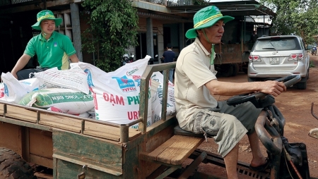 Nông dân và gánh nặng giá phân bón