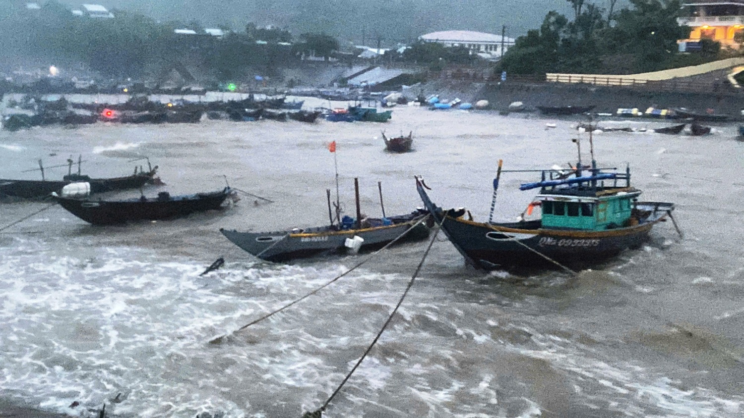 Mưa to, sóng lớn tại đảo Cù Lao Chàm