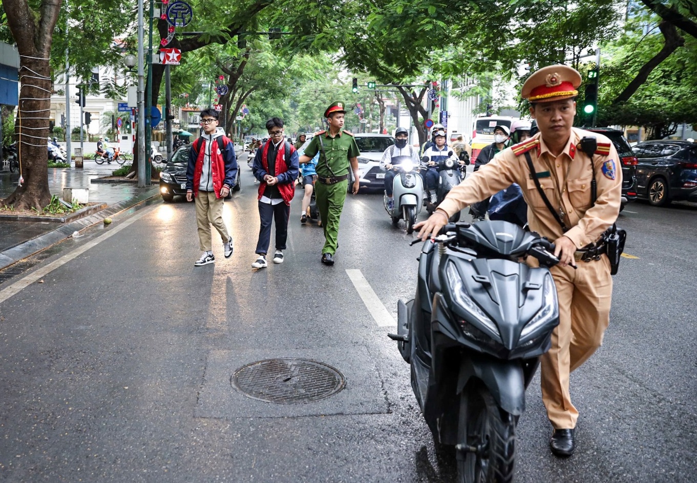 Hà Nội: Tăng cường xử lý, tuyên truyền về an toàn giao thông tới học sinh