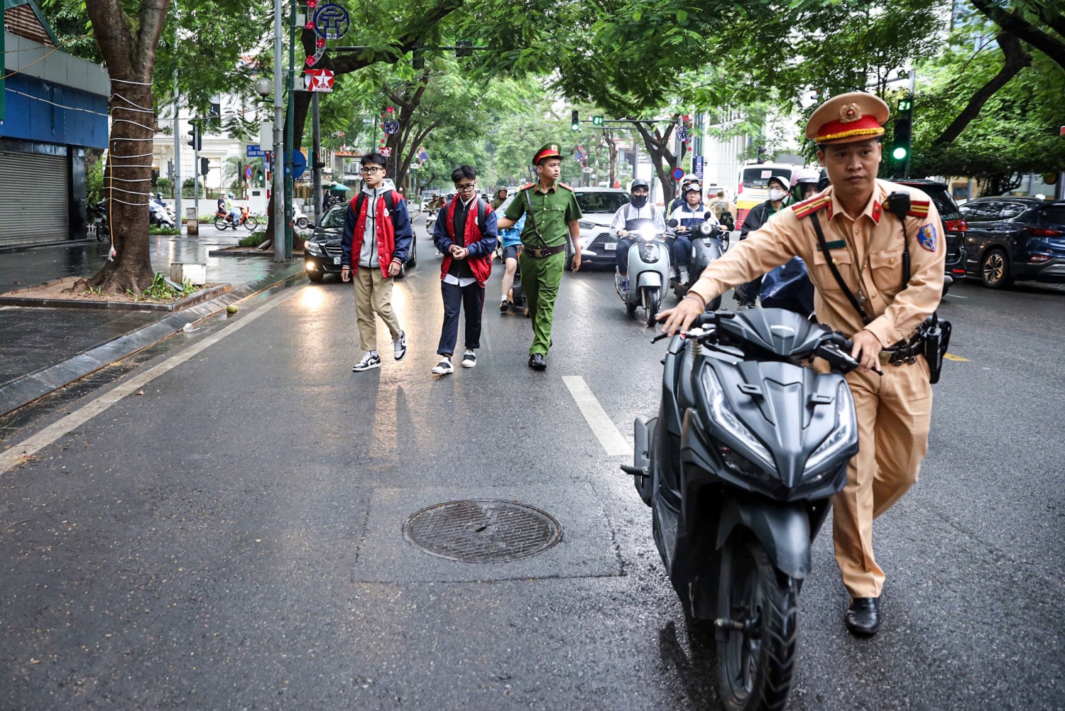 Hà Nội: Tăng cường xử lý, tuyên truyền về an toàn giao thông tới học sinh