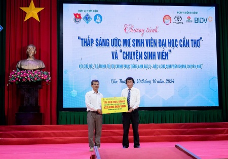 Phân bón Cà Mau trao học bổng “Thắp sáng Ước mơ sinh viên Đại học Cần Thơ” lần thứ VIII