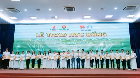 Phân bón Cà Mau trao 200 suất học bổng tới học sinh tỉnh Cà Mau