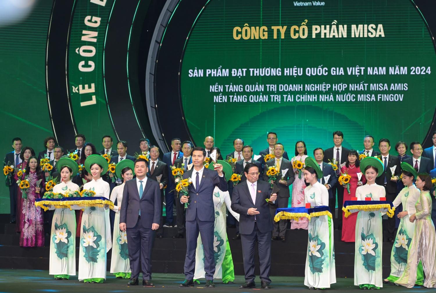 MISA AMIS và MISA FinGov đã được công nhận là Thương hiệu quốc gia Việt Nam 2024 do Thủ tướng và Bộ trưởng Bộ Công thương trao tặng.