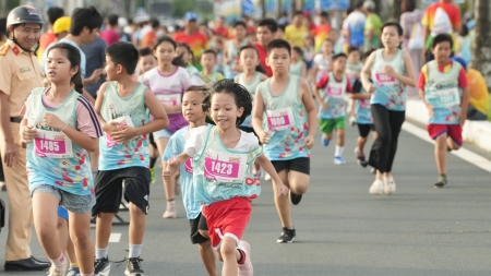 Hơn 1000 VĐV nhí thích thú hoàn thành đường đua Kid Run giải Marathon Cà Mau 2024 - Cúp Petrovietnam