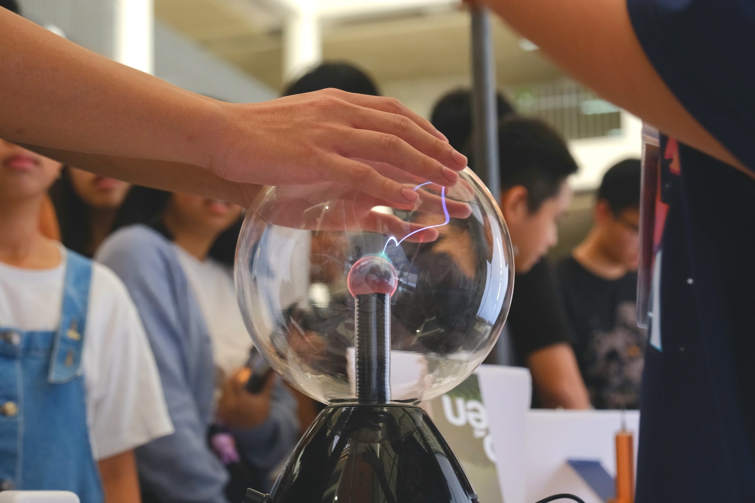 Khách tham gia trải nghiệm thí nghiệm Plasma ball