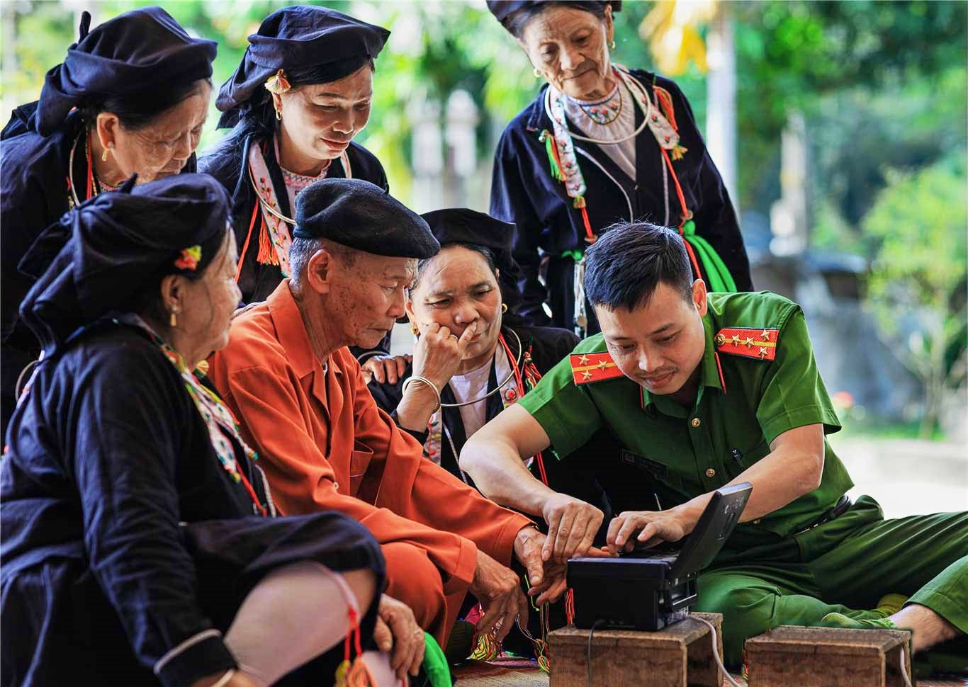 Mỗi cán bộ, đảng viên, tổ chức đảng cần phải là những tấm gương tiêu biểu, mẫu mực, bởi lẽ Đảng ta là một đảng cầm quyền, là đảng cách mạng - đảng đạo đức - và đảng hành động. (Nguồn ảnh: Bùi Việt Đức/nhiepanhdoisong.vn).