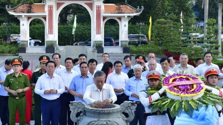 Tổng Bí thư Tô Lâm dâng hương tại Khu tưởng niệm Chủ tịch Hồ Chí Minh ở Cà Mau