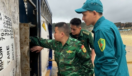 Quảng Ngãi: Phát hiện 3 bồn chứa LNG bị sóng đánh trôi dạt vào bờ