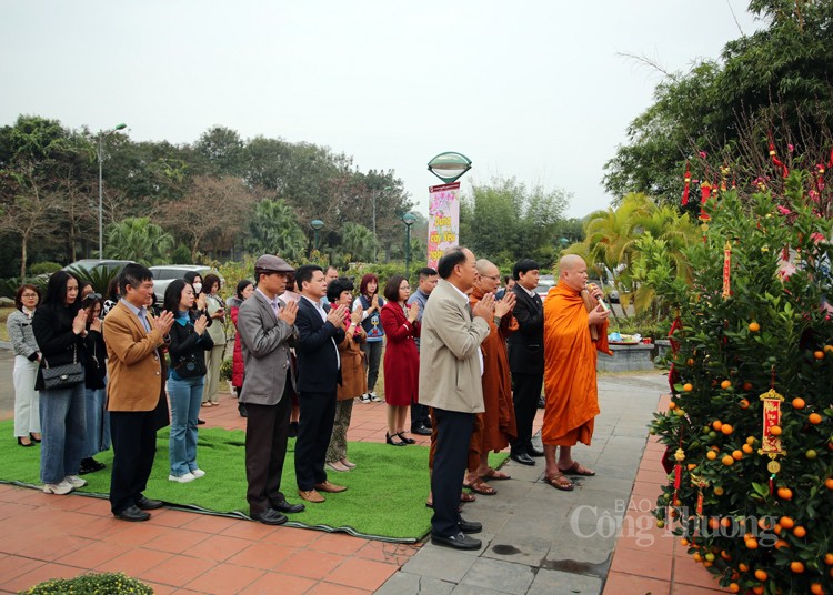 Vì sao có tục dựng cây nêu đón Tết?