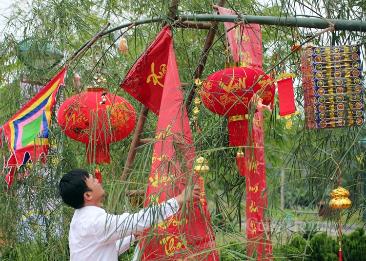 Vì sao có tục dựng cây nêu đón Tết?